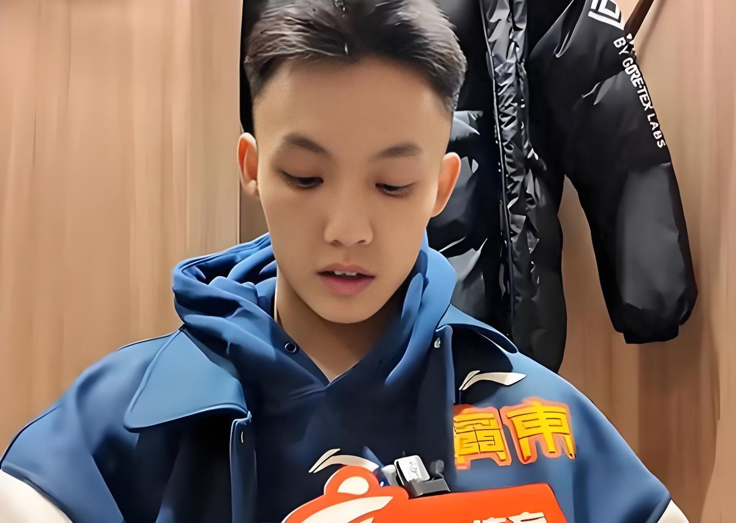 包含今晨体能课后；广东宏远门线救险备战荷甲；质疑声仍在；年轻球员得到机会的词条